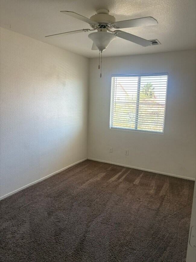 Building Photo - 3 bedroom house with 2.5 bathrooms