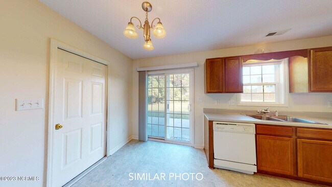 Building Photo - 104 E Coopers Ct