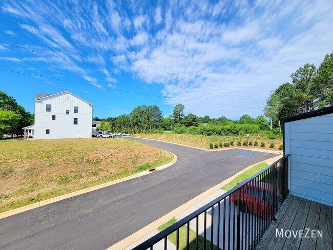 Building Photo - 645 District Ct