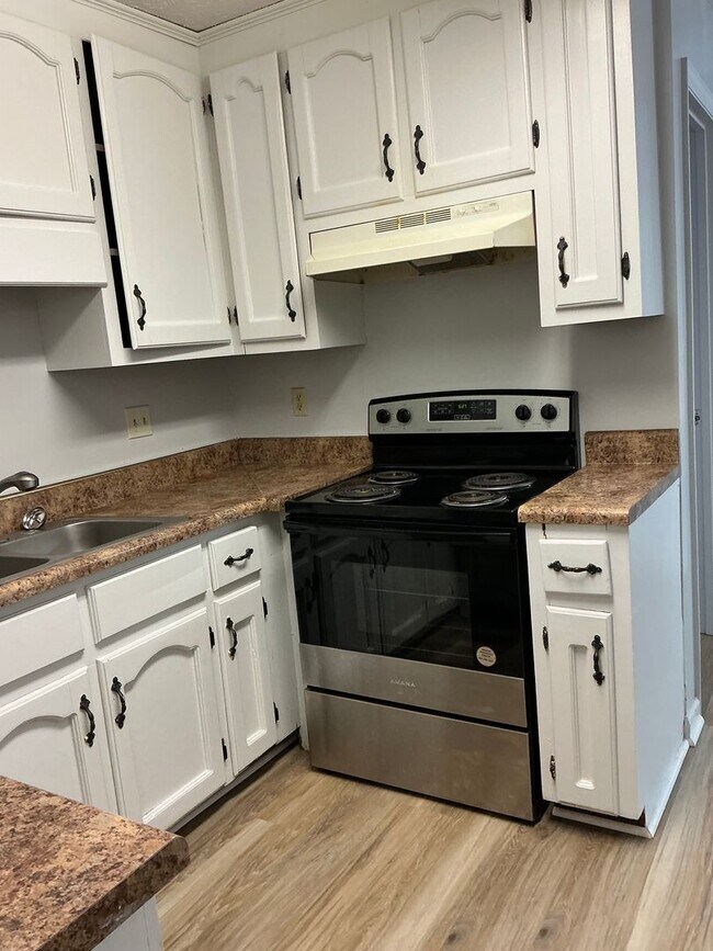 Building Photo - Westwood Hills! 3 BR 2 1/2 Bath home off M...
