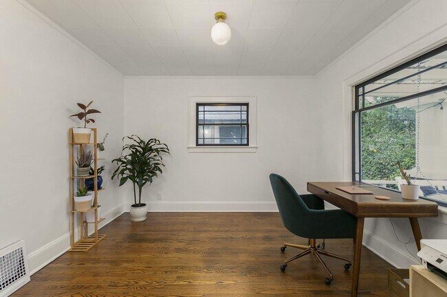 Building Photo - 3 bedroom, 2 bath gorgeous home now available by Mt. Tabor Park in SE Portland!