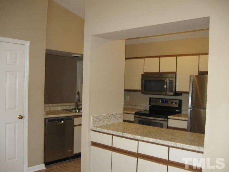 Building Photo - Room in Townhome on Sunpointe Dr