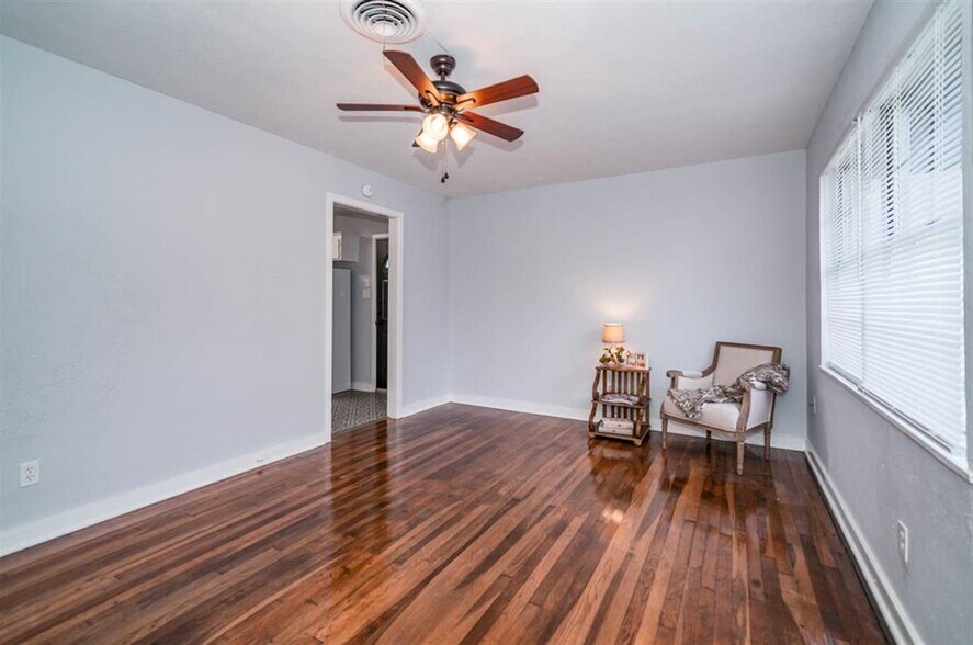 Living Room - 812 Glencrest Ln