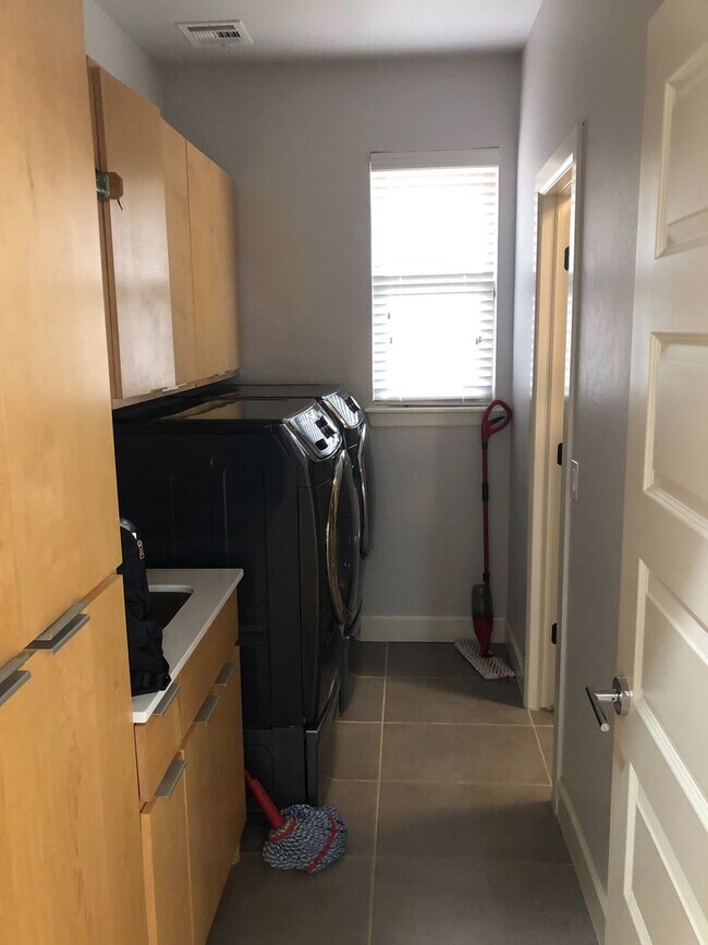 Building Photo - Amazing- Transitional Style Home with Custom Finishes w/ Community Pool- Gated- Edmond Schools