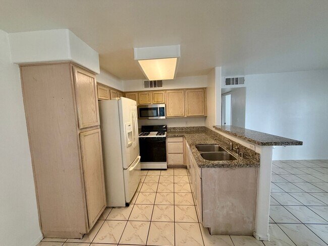 Building Photo - SE 2 bedroom condo in gated community