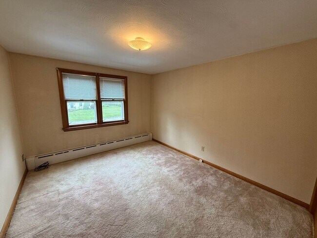 Building Photo - Beautiful 3 Bed, 1 Bath Single Family for Rent in Broad Brook!