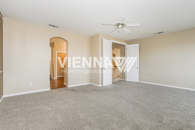 Building Photo - Beautiful 4 Bedroom + Study in Desirable Neighborhood