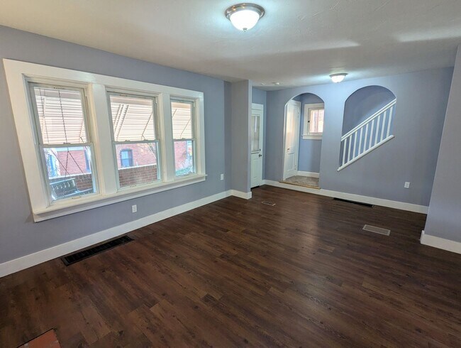 Building Photo - 3 Bedroom 1.5 Bathroom House (Greenfield)