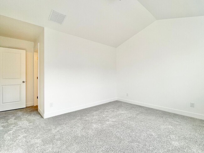 Building Photo - Beautiful Townhome at Mountain Ridge!