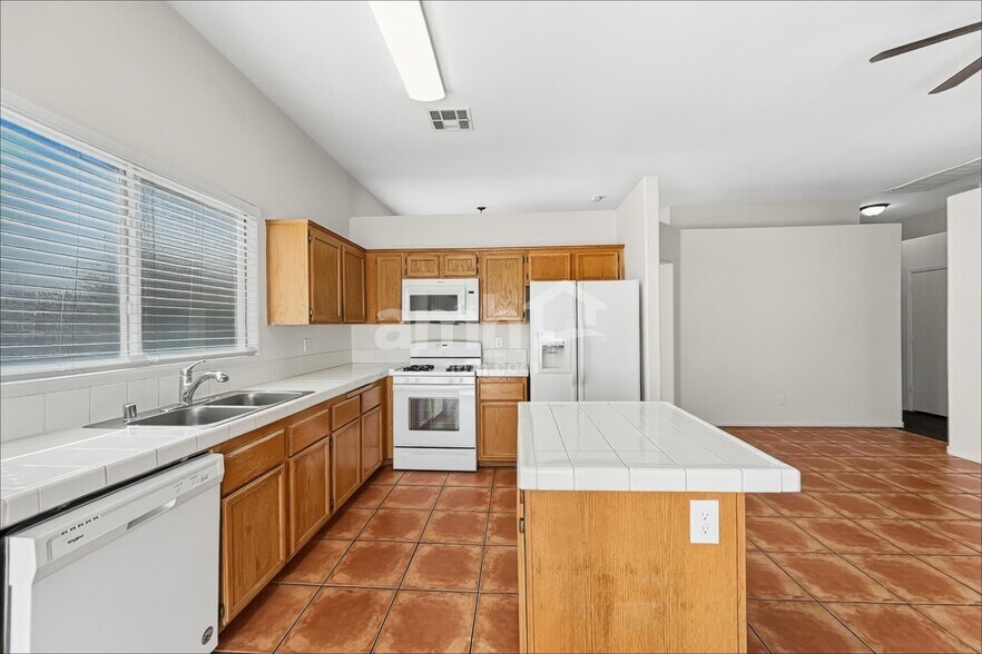 Building Photo - 222 Mariposa Way