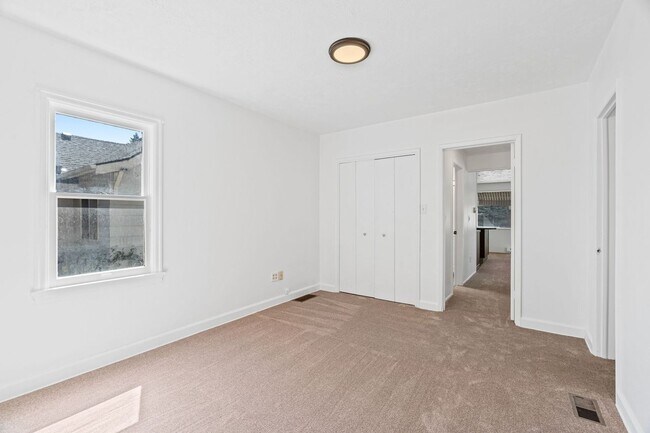 Building Photo - Spacious 4 Bed, 3 Bath Corner Lot Home!
