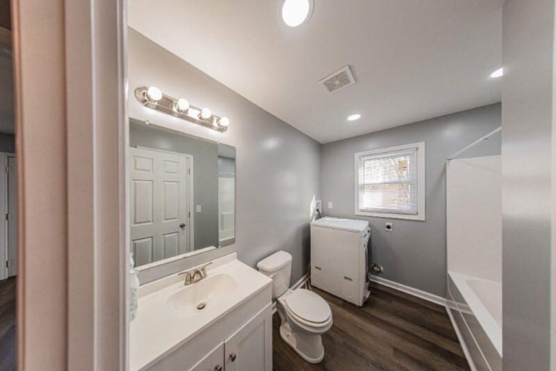 Building Photo - 120 Lake Dr