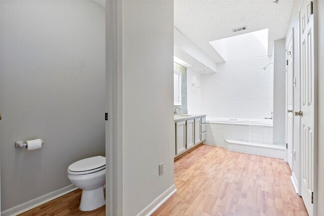 Building Photo - 3122 Camelot Dr