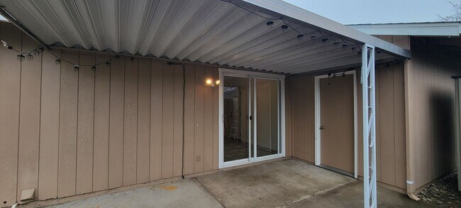 Building Photo - Quiet Cul de Sac With RV Parking in North Redding