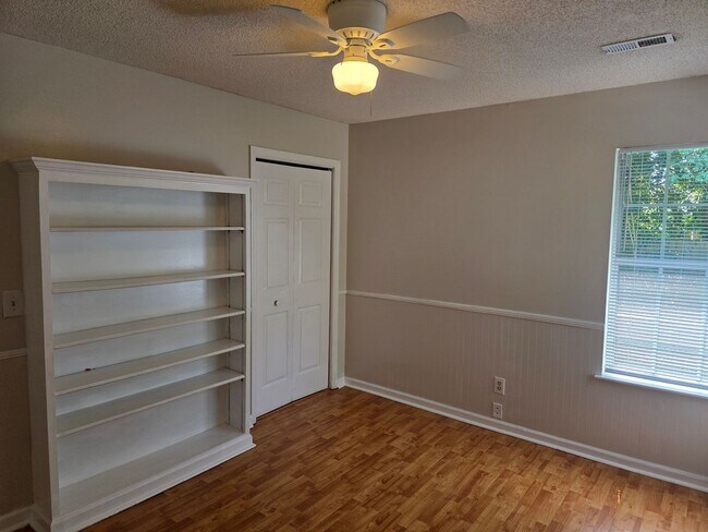 Building Photo - For Rent – 3 Bedroom, 2 Bath Home with Gar...