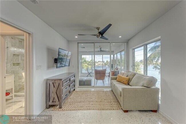 Building Photo - 2717 Yacht Club Blvd