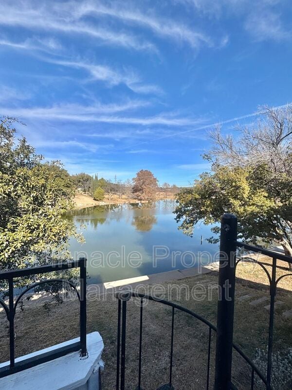 Building Photo - 2408 Lindenwood Dr