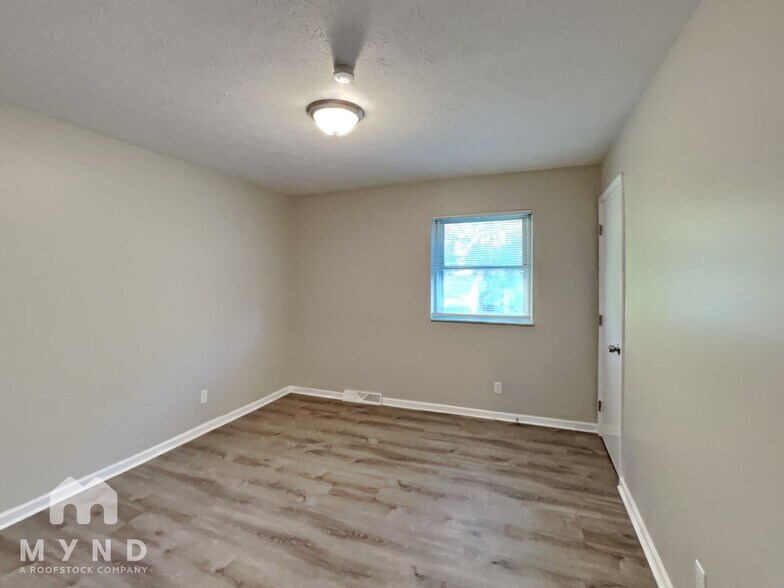 Building Photo - 1853 Tamarack Ct N