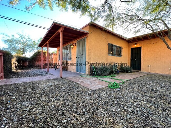 Building Photo - Quaint Two Bedroom