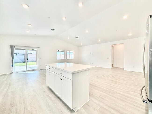 Building Photo - Cul-de-Sac Living in Sagewood | 4 Bed Home with INCLUDED Solar & RV Parking