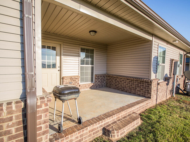 Building Photo - Privacy Fenced Yard!