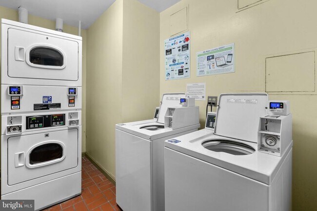 Building Photo - 410 11th St NE