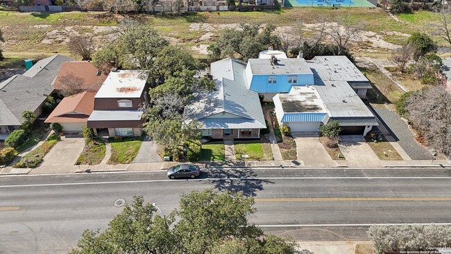 Building Photo - WHISPERING OAKS GARDEN HOME