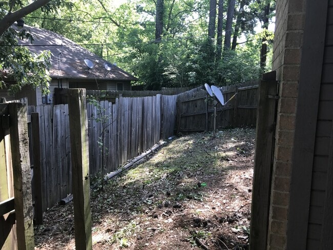 Building Photo - 3/2 with fenced yard