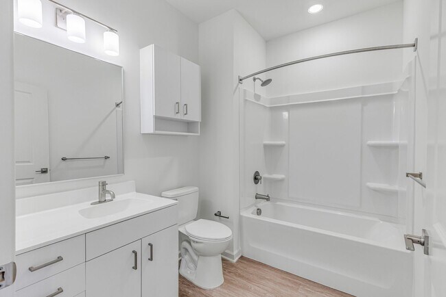 Building Photo - Beacon Landing - Brand New! 2bd, 2ba, private extra large screened porch and elevator!