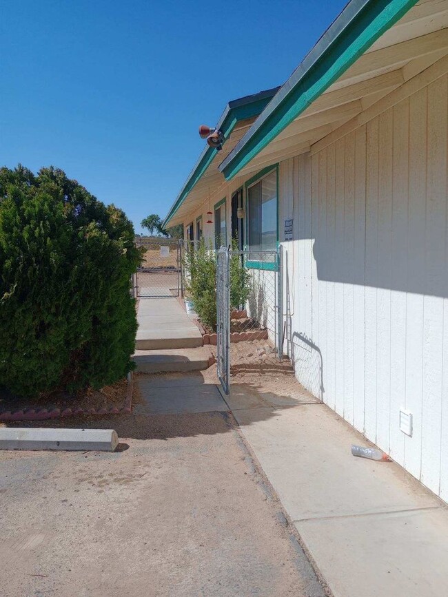 Building Photo - Two Bedroom with Garage