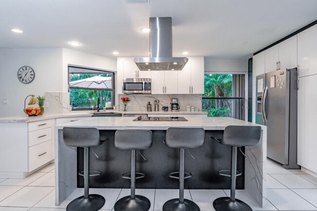 Building Photo - 830 SW 14th Ct