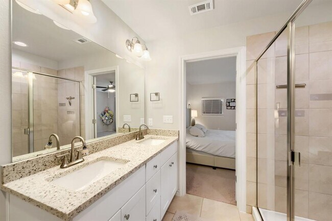 Building Photo - 12004 Cimaizon Dr