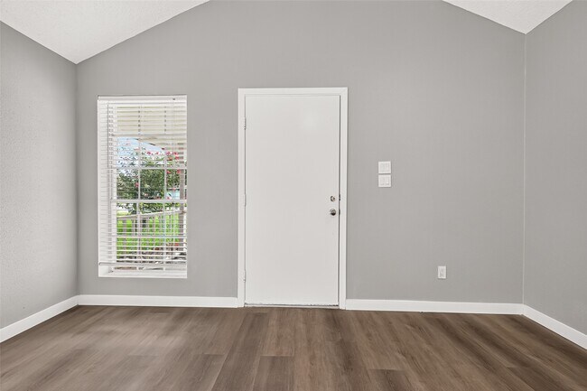 Building Photo - 10814 Parkland Woods Dr