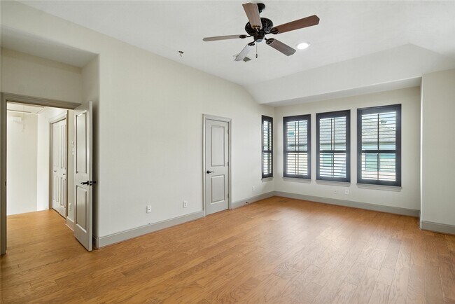 Building Photo - 2318 Camden Dr