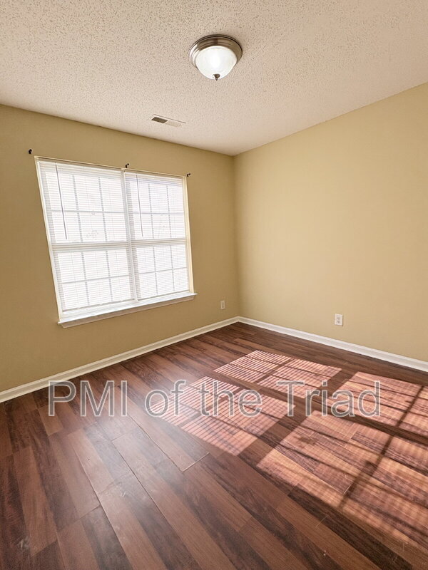 Building Photo - 152 Drewsbury Dr