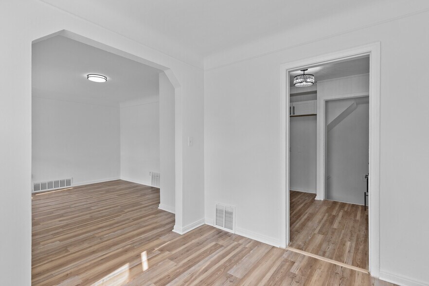 Building Photo - 11336 Minock St