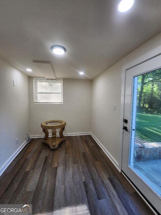 Building Photo - 302 Kelso Dr SW