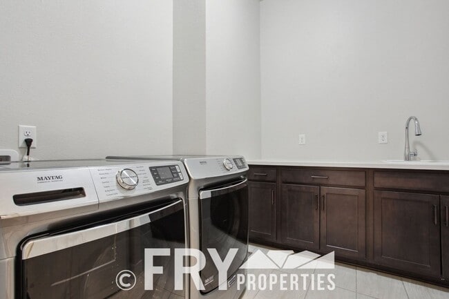 Building Photo - Stunning, Spacious 3bed/3bath Riverdale Ra...