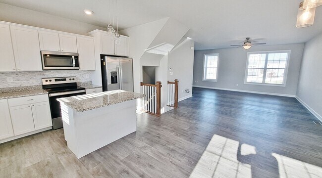 Building Photo - 4 Bed / 2-1/2 Bath Single Family Townhome w/1-Car Garage