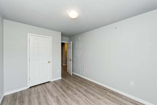 Building Photo - Charming 3-Bed, 2-Bath Townhome!