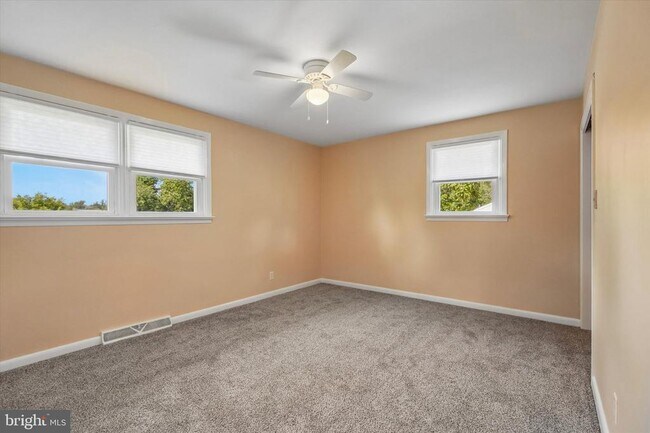 Building Photo - 2176 Meadowview Dr