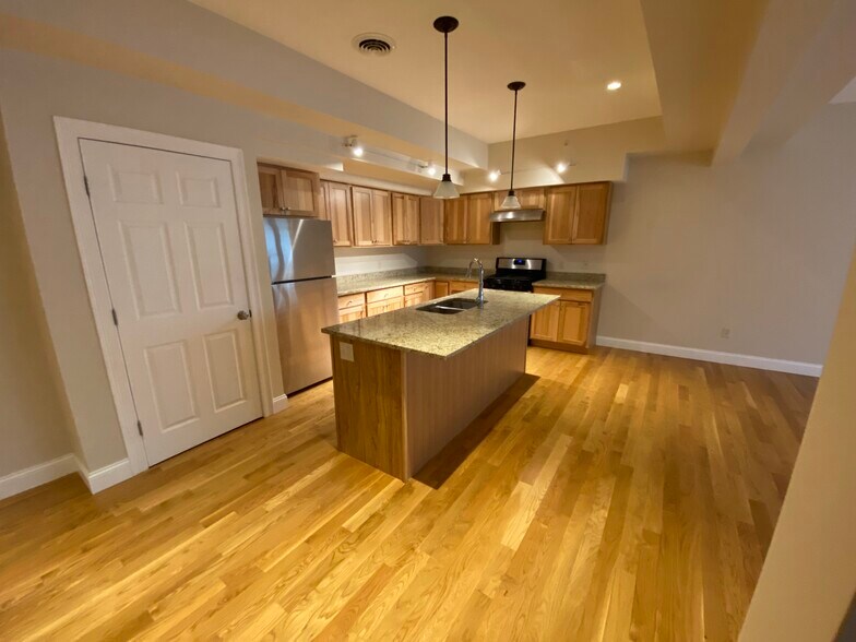 Primary Photo - 137 Main St