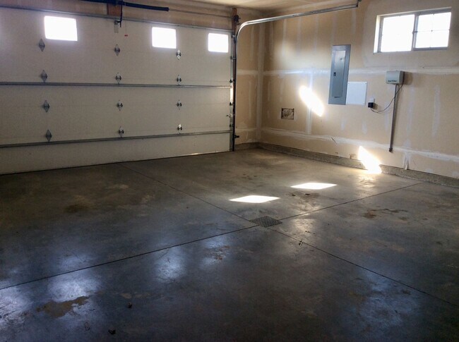 Building Photo - Duplex in South Heart