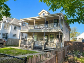 Building Photo - Spacious 2-Bed 1-Bath Unit Available in Minneapolis!