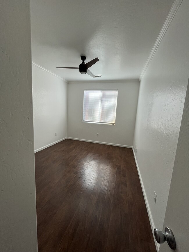 Building Photo - 5183 E Lowe Ave