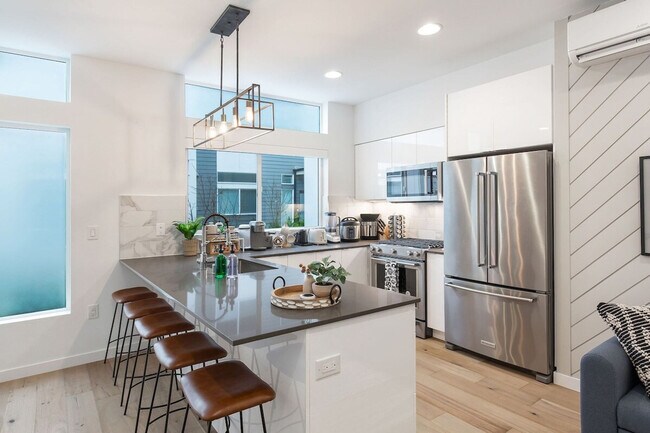 Building Photo - 628 10th Ave E