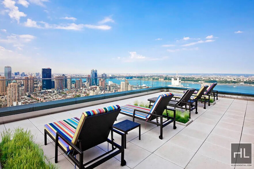 Building Photo - 322 W 57th St