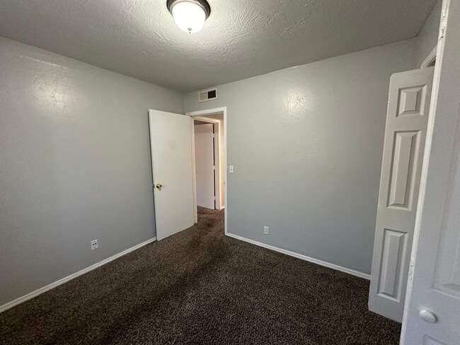 Building Photo - 4844 Woodview Dr