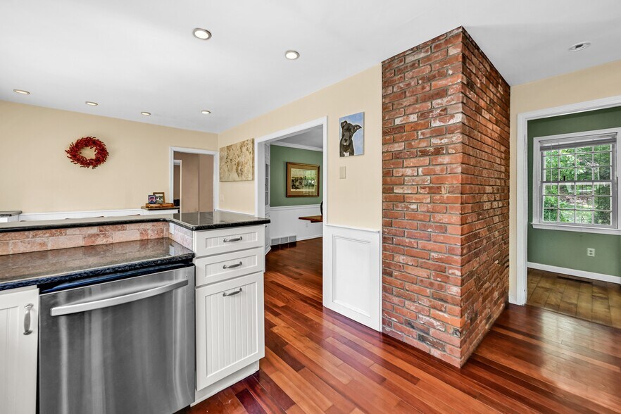 Building Photo - 128 Old Town Farm Rd