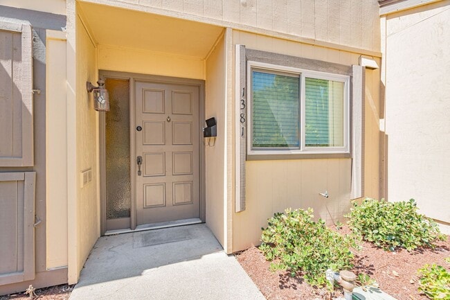 Building Photo - 2 Story Townhome